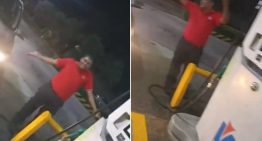 VIDEO: el dueño de una gasolinera mandó a rechazar los bolívares, acepta «solo dólares»