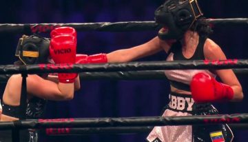 VIDEO: streamer “Abby” desfiló la bandera de Venezuela en su pelea contra “RoRo”