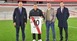 Juanfer Quintero firmó su regreso a River y reavivó el fuego de Madrid en los hinchas, que lo recibieron como a un «rockstar»