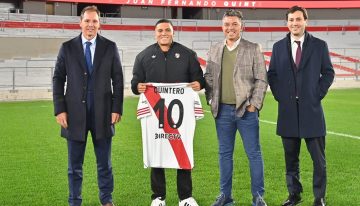 Juanfer Quintero firmó su regreso a River y reavivó el fuego de Madrid en los hinchas, que lo recibieron como a un «rockstar»