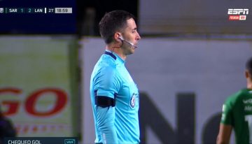 Por primera vez en Argentina, el árbitro le explicó al público qué había cobrado: sucedió en Sarmiento vs Lanús