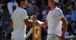 Choque de extremos en Wimbledon: Alcaraz y Tarvet nacieron el mismo año, pero el español demostró por qué está 700 puestos adelante
