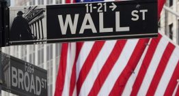 Wall Street abre en rojo, sin apenas cambios, con cautela por los aranceles en EEUU
