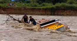 Un camión quedó bajo el agua por la crecida repentina de una quebrada en Barinas (VIDEO)