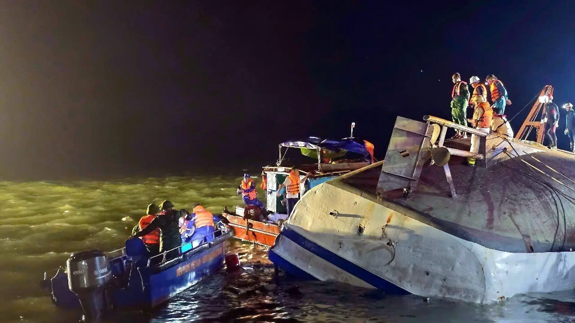 Al menos 37 muertos tras volcar una embarcación con turistas en Vietnam
