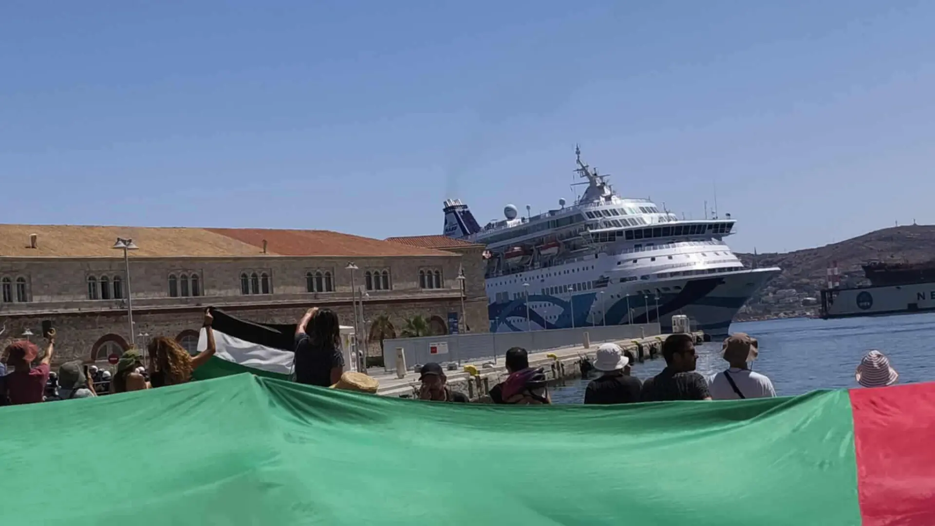 Manifestantes pro-palestinos impiden a un crucero israelí desembarcar en Grecia