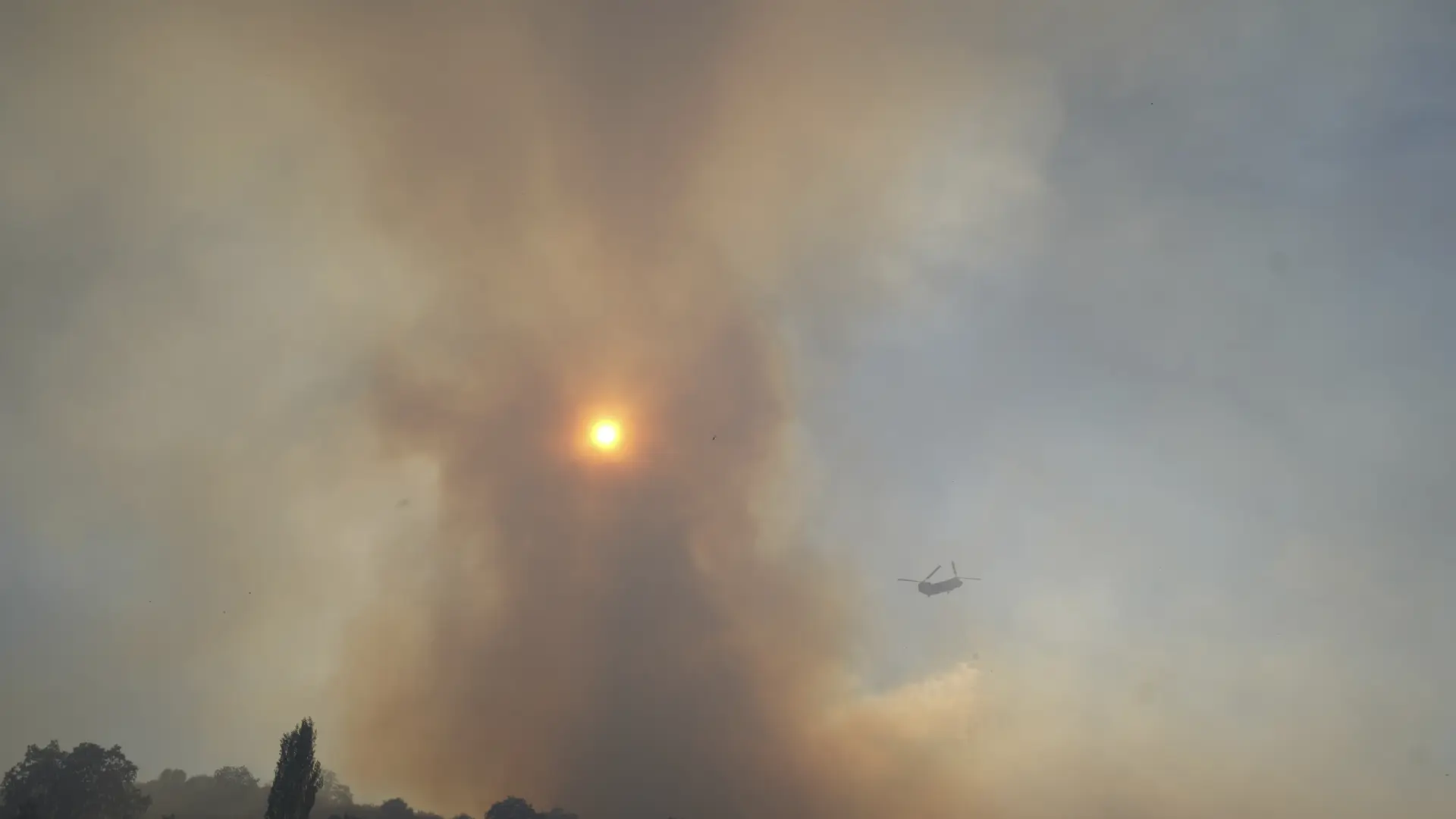 Dos muertos y decenas de evacuados por los incendios en el sur de Chipre