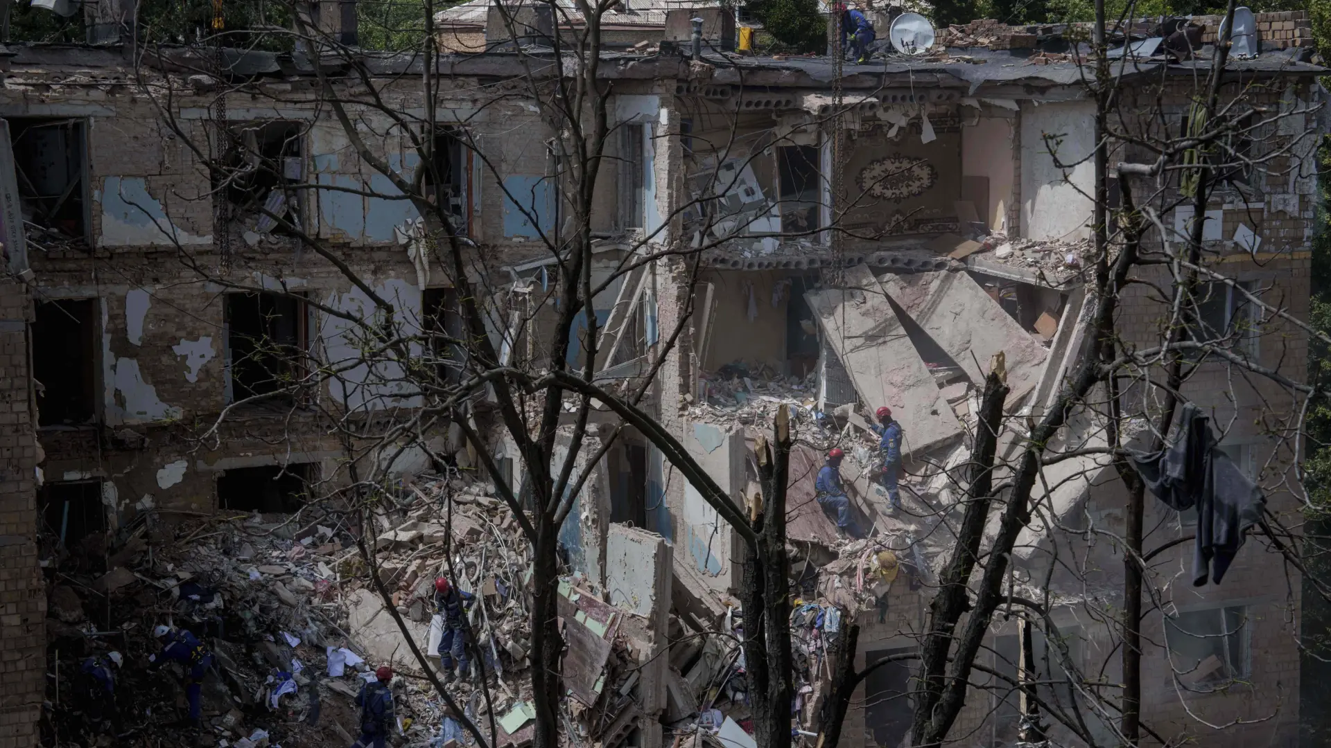 Al menos dos muertos en un nuevo ataque ruso con drones y misiles contra Kiev