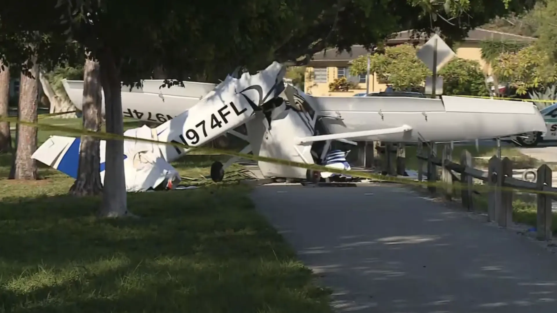 Una avioneta roza una palmera y acaba impactando contra un coche en Palm Beach