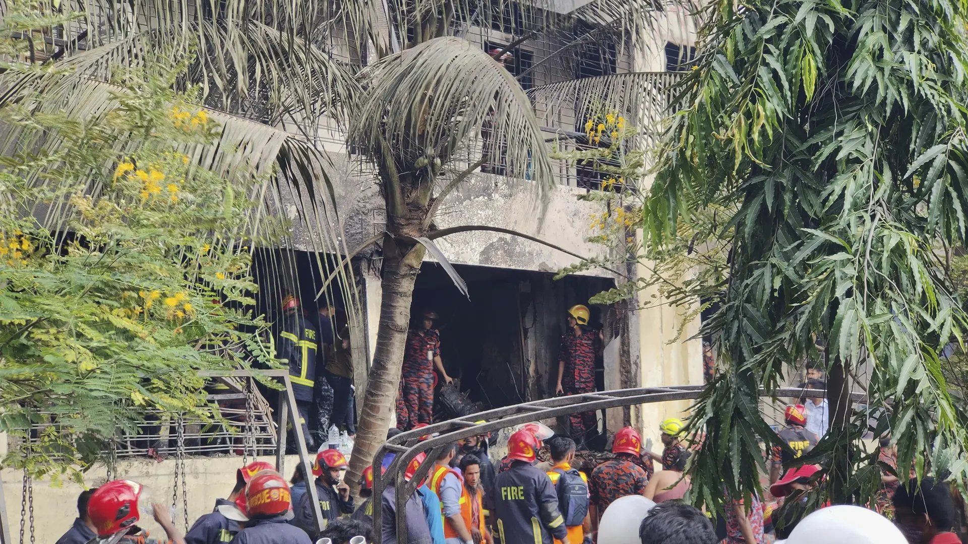 Al menos 16 muertos tras estrellarse un caza militar contra un instituto