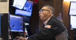 Wall Street abre en rojo tras amenaza de Trump de aranceles de 35 % para Canadá