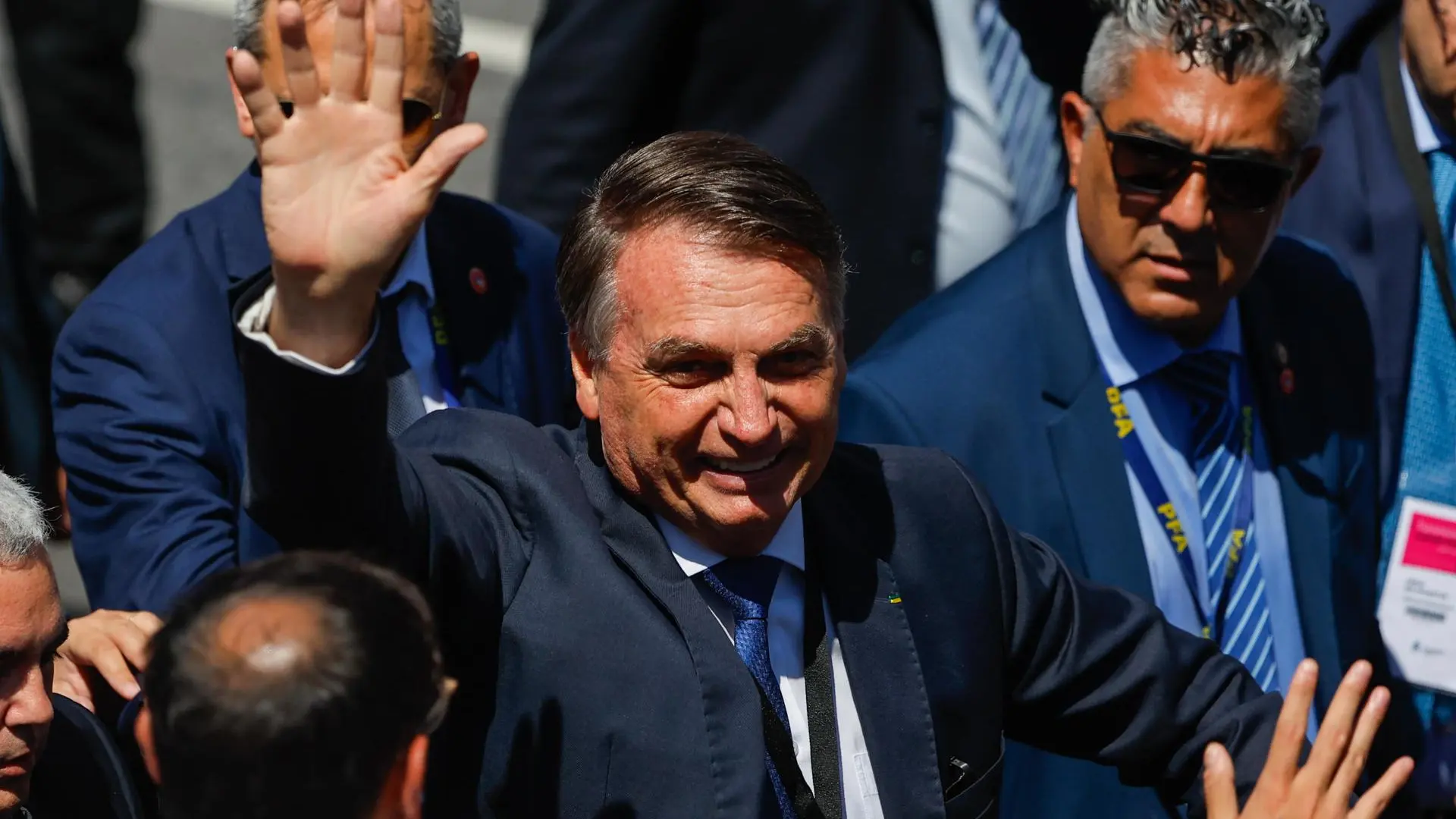 El Tribunal Supremo de Brasil impone a Bolsonaro una tobillera electrónica y le prohíbe usar redes sociales