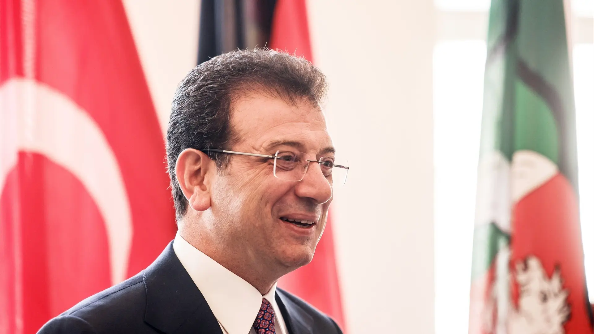 Multitudinaria protesta en Estambul para pedir la salida de la cárcel del alcalde Imamoglu, principal rival de Erdogan