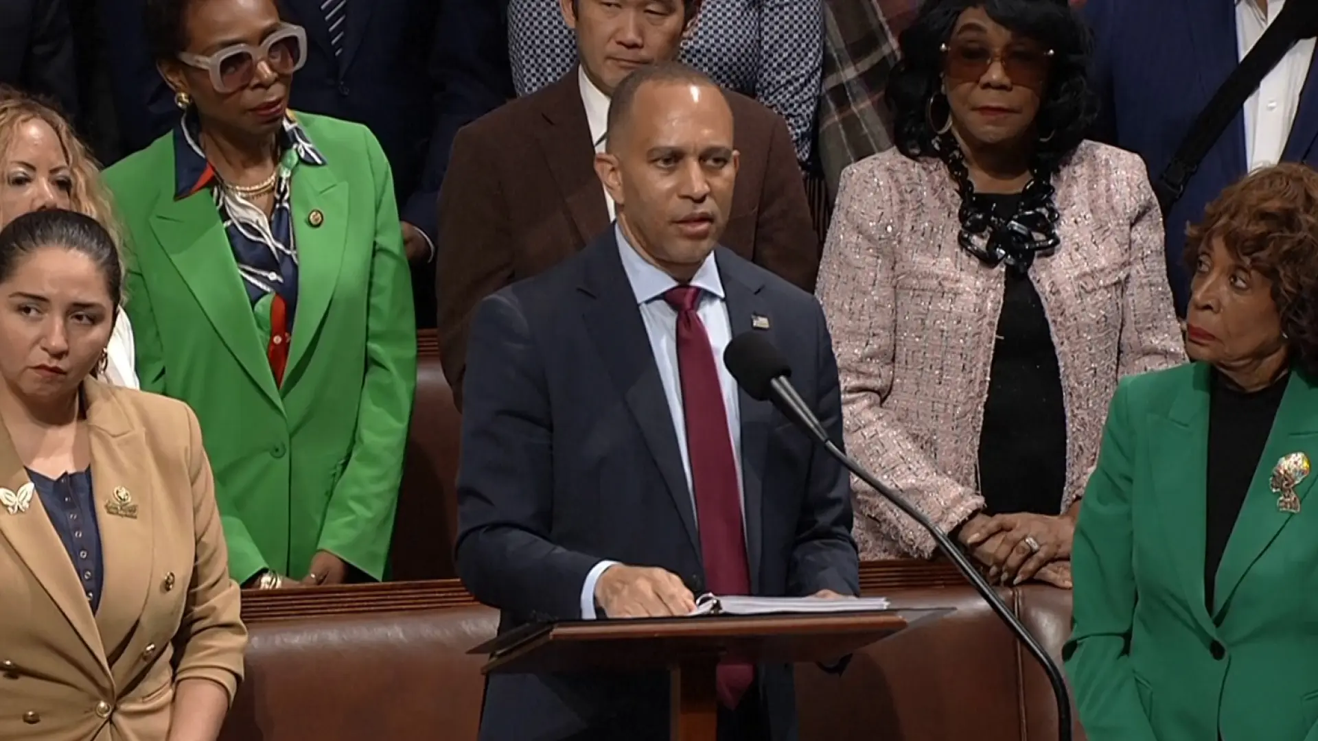 El demócrata Hakeem Jeffries bate el récord de discurso más largo en el Congreso de EEUU: 8 horas y 45 minutos hablando