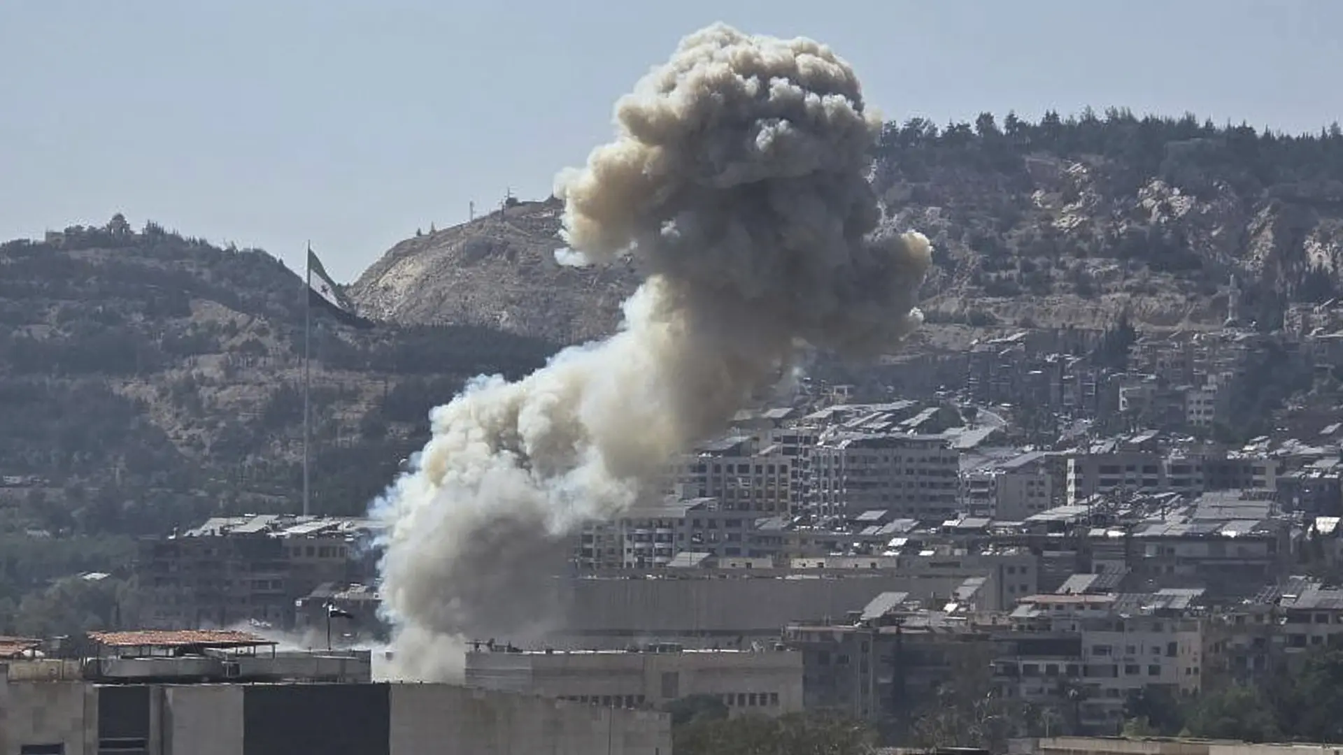 Israel abre otro frente en Siria y bombardea Damasco tras los choques entre drusos y beduinos que dejan ya más de 300 muertos