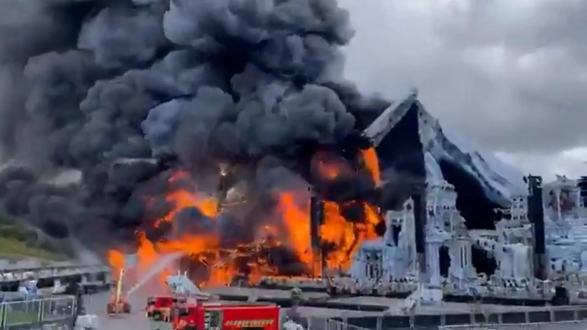 Las impactantes imágenes del incendio en el festival Tomorrowland: así ha quedado el escenario principal