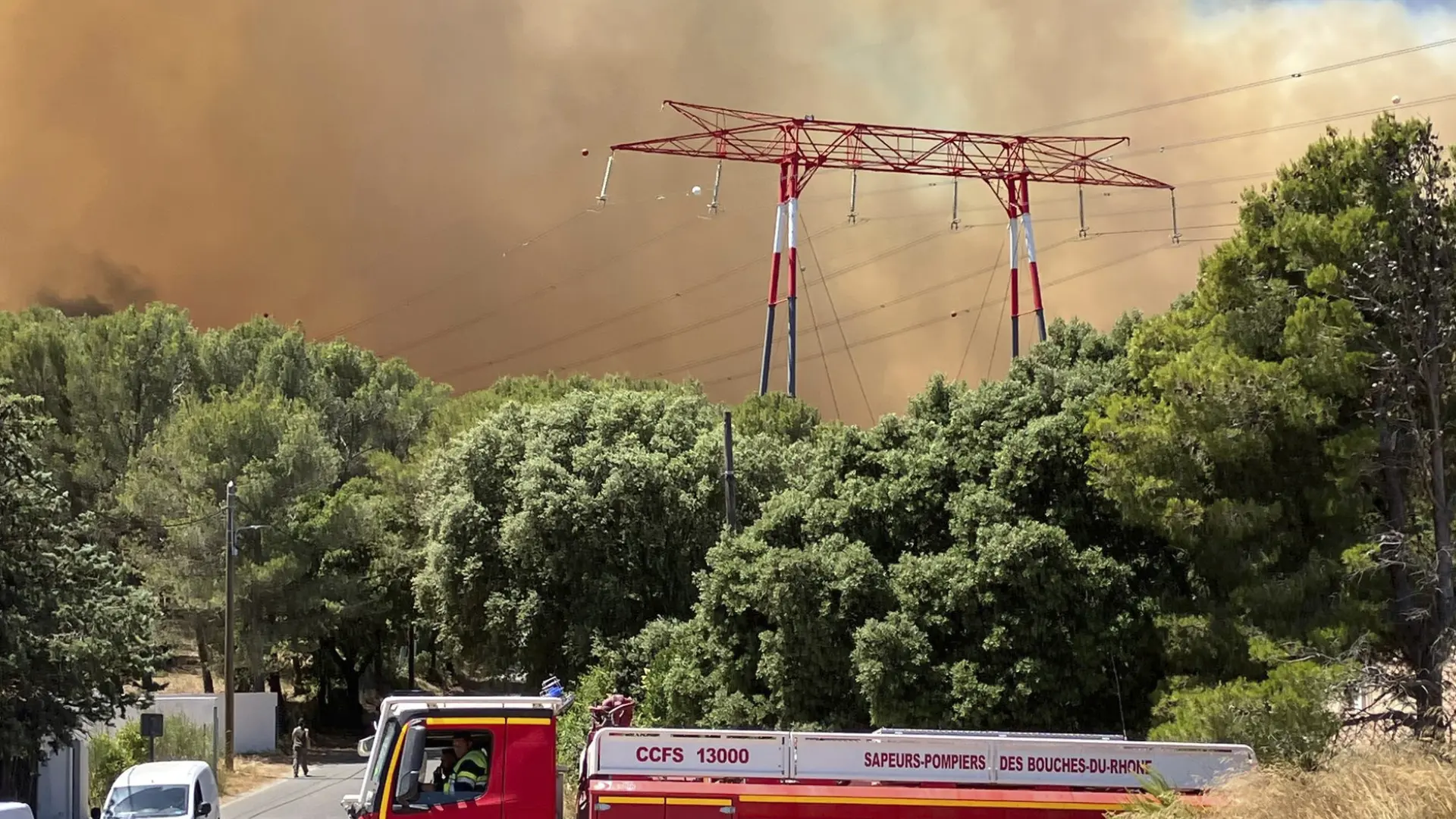 Marsella, asediada por un violento incendio forestal que obliga a confinar y evacuar vecinos y a cerrar el aeropuerto