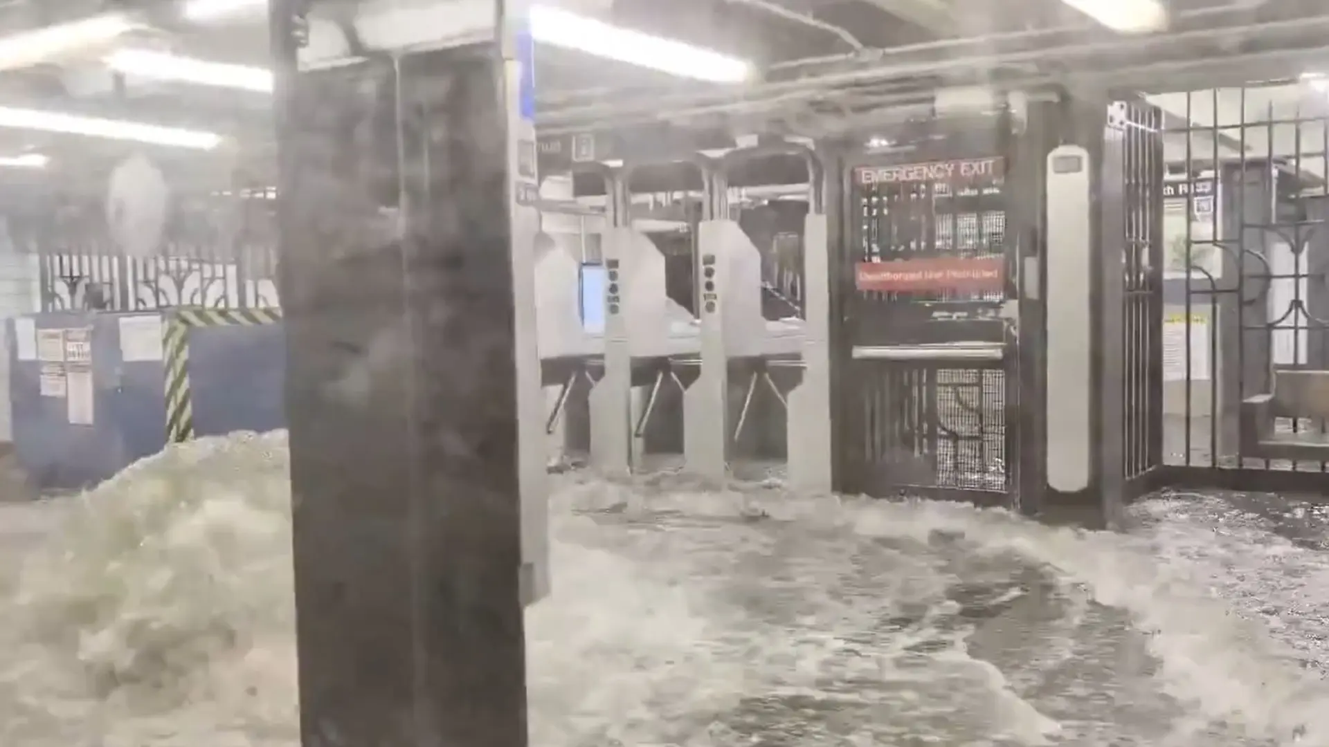 Las impactantes imágenes del metro de Nueva York inundado ante las intensas tormentas que asolan la ciudad