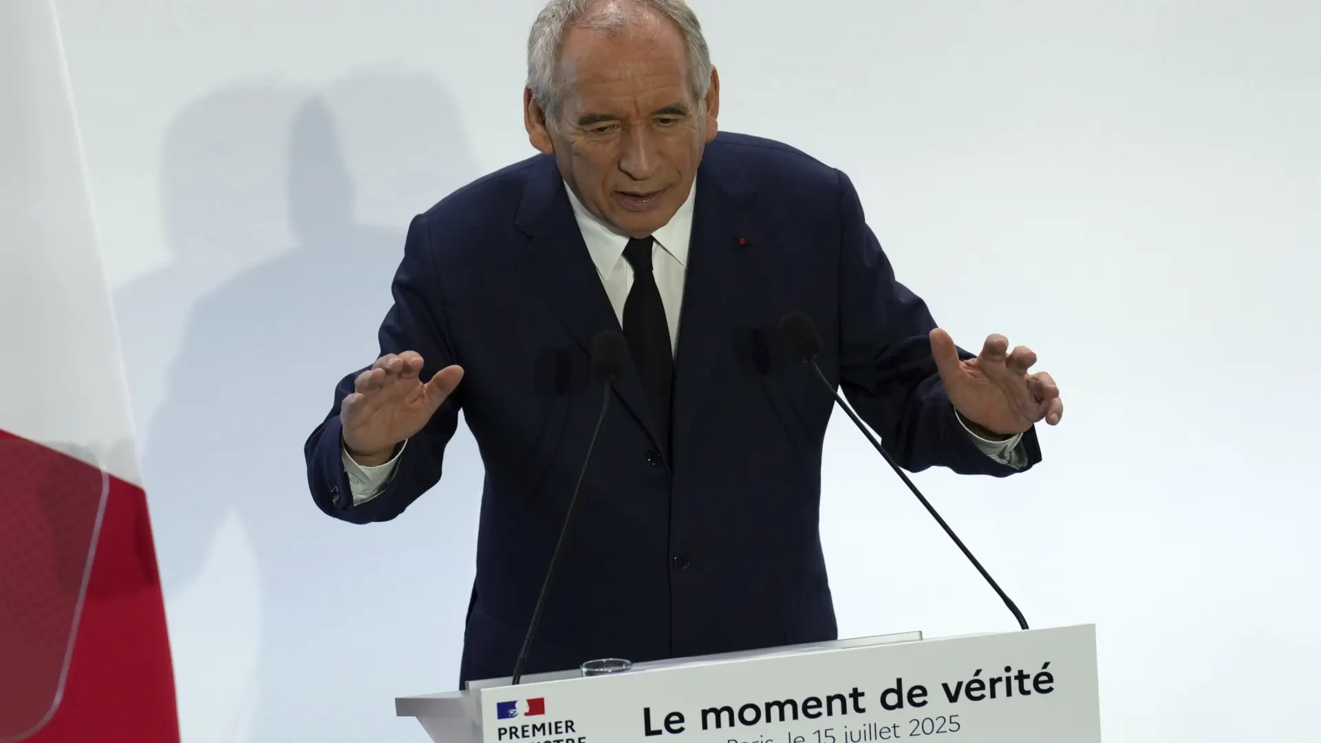 Pensiones congeladas, reducción de empleo público y menos gasto en sanidad… Francia anuncia un recorte de más de 43.000 millones