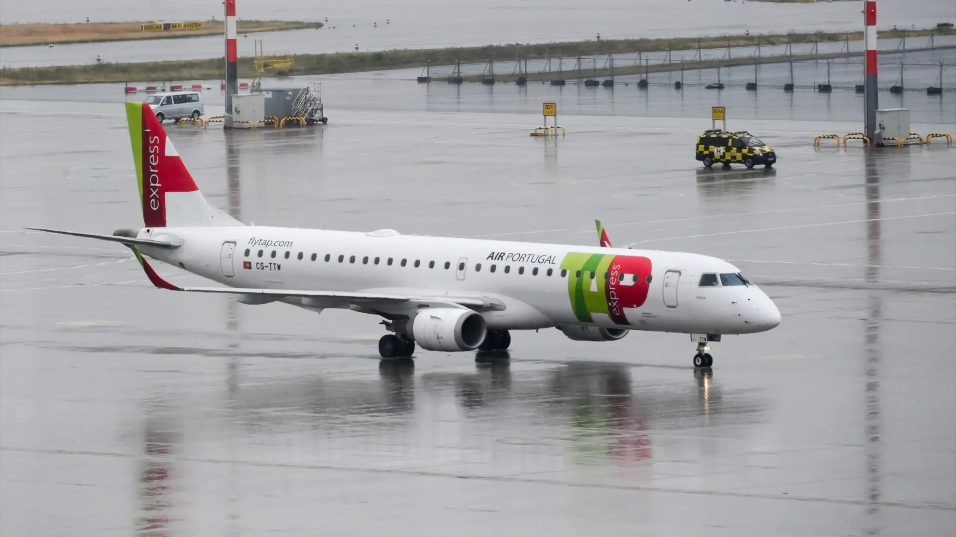 Dos pasajeros detenidos por una falsa amenaza de bomba en un vuelo que iba de las Azores a Bilbao