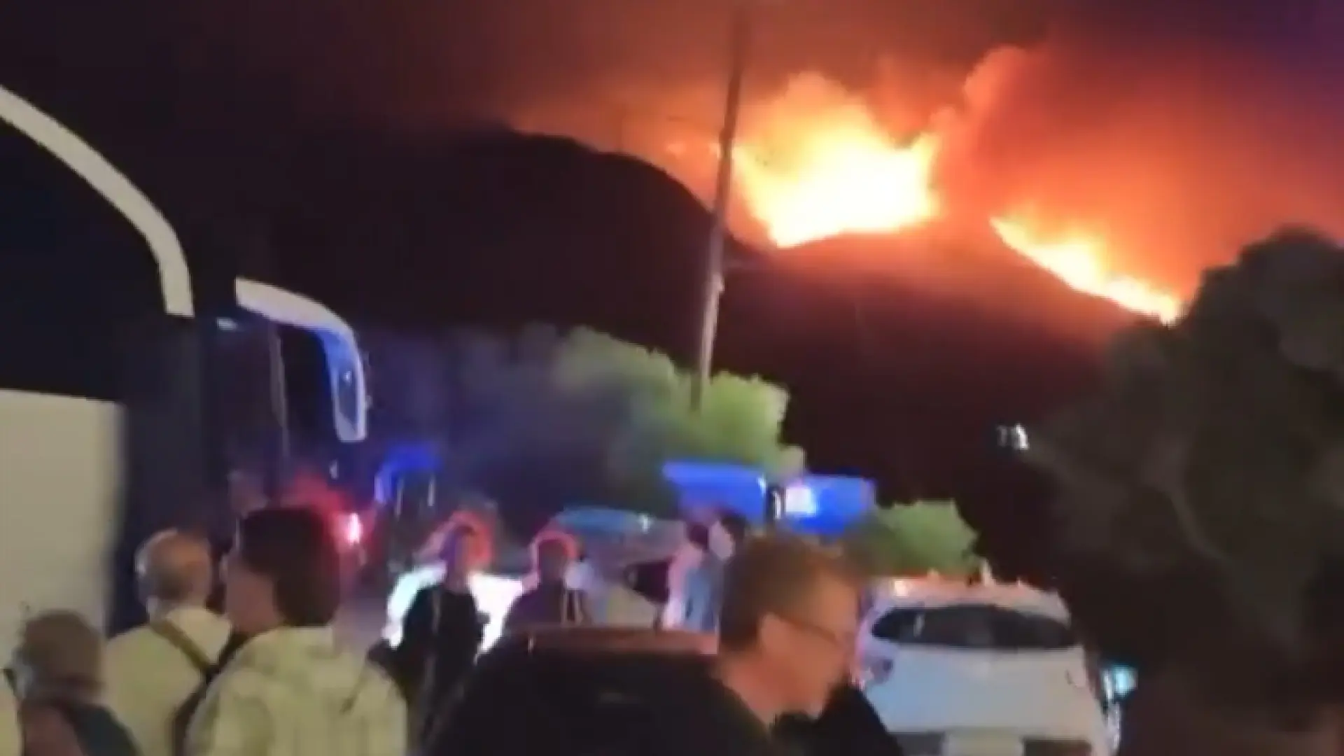 Un violento incendio obliga a evacuar a más de 3.000 personas en la isla griega de Creta
