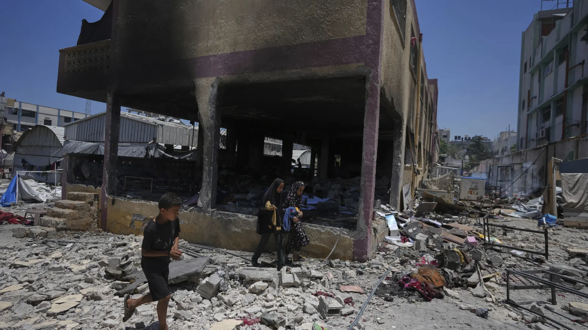 Hamás denuncia un ataque israelí contra una escuela y decreta la pena de muerte a quien colabore con la GHF, señalada por Amnistía