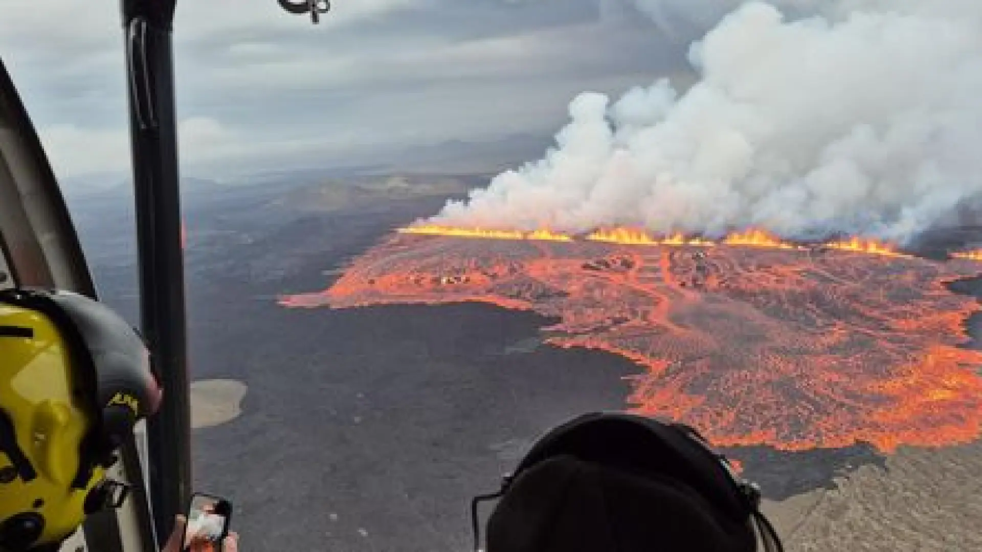 Entra en erupción un volcán en Islandia por duodécima vez en cinco años y obliga a evacuar un famoso complejo de termas