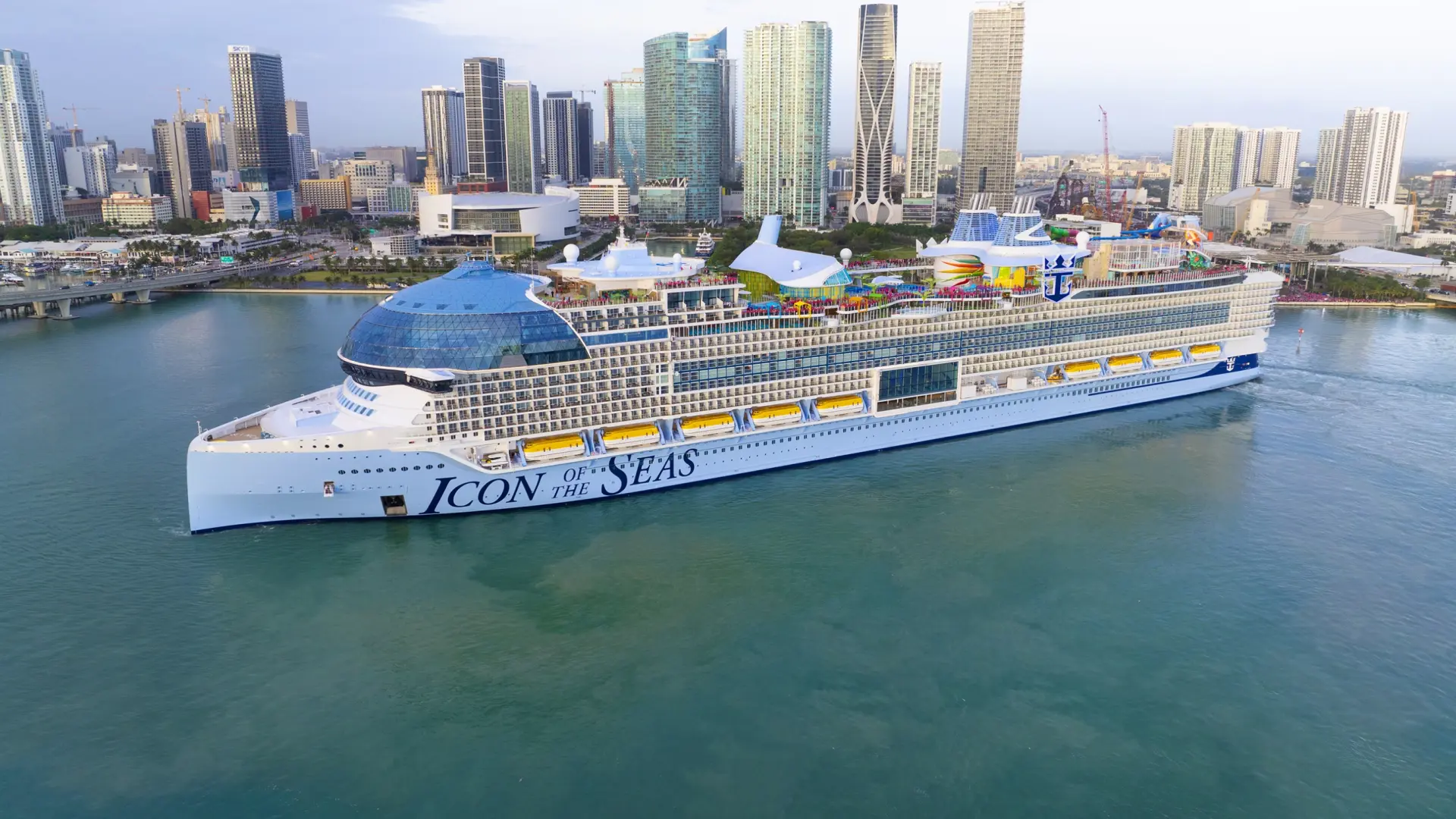 Muere un tripulante que trabajaba en el crucero más grande del mundo después de apuñalar a una compañera y lanzarse al mar