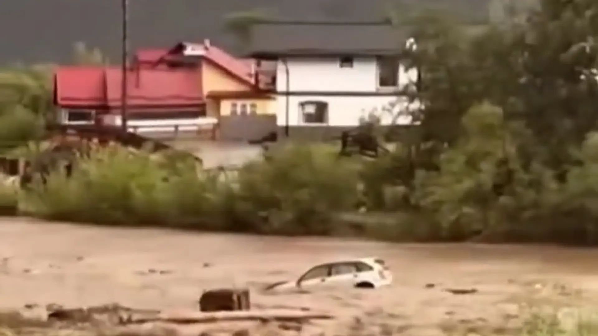 Un muerto y 900 evacuados por las fuertes tormentas y riadas en Rumanía