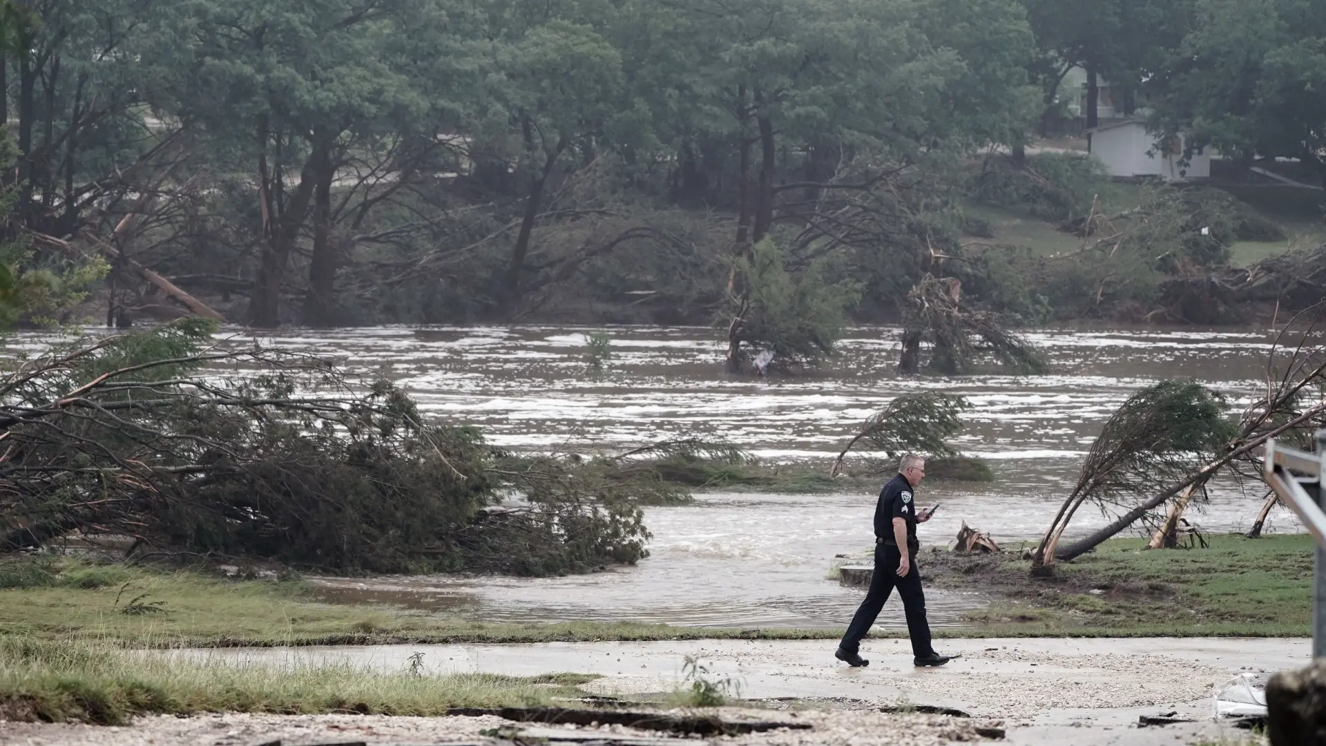 Las inundaciones en Texas dejan ya 50 muertos, entre ellos 15 niños, y decenas de desaparecidos