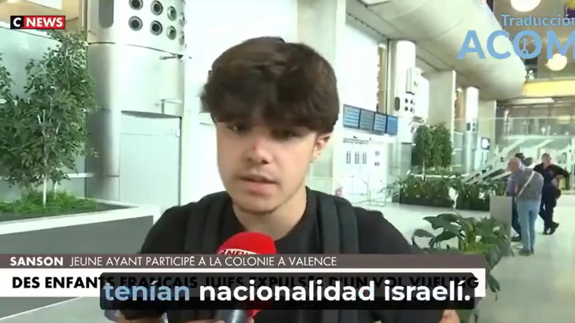 Habla uno de los jóvenes expulsados del vuelo de Vueling: "Una de las primeras preguntas de la Guardia Civil fue sobre la nacionalidad"
