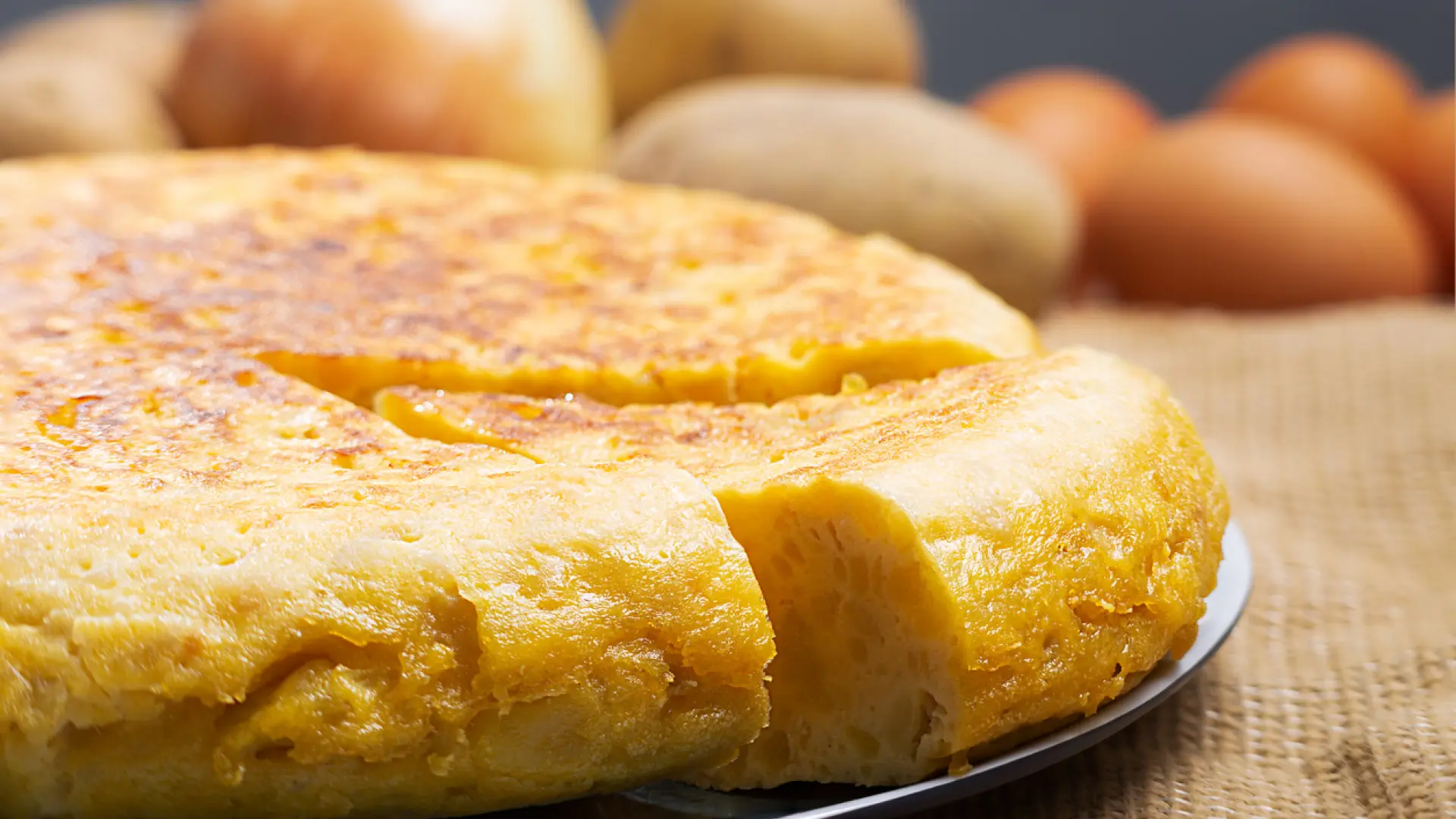 Un brote de salmonela en Galicia deja 160 intoxicados: ¿Cómo se contamina la tortilla de patatas?