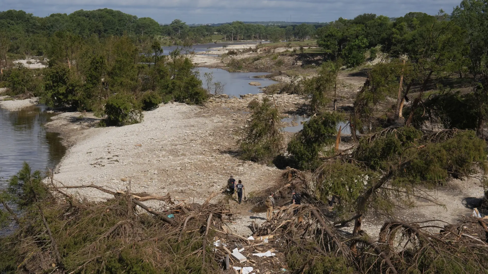 Ascienden a más de 100 los muertos por las inundaciones en Texas mientras continúa la búsqueda a contrarreloj de los desaparecidos