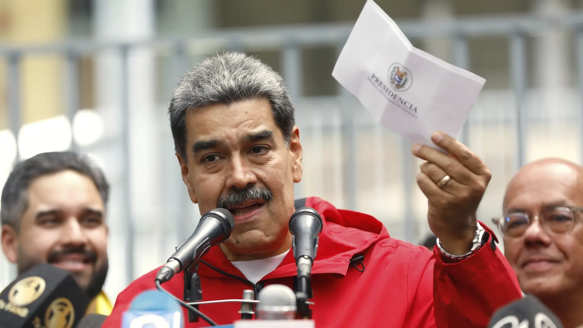 El chavismo gana las principales alcaldías y la oposición conserva municipios caraqueños