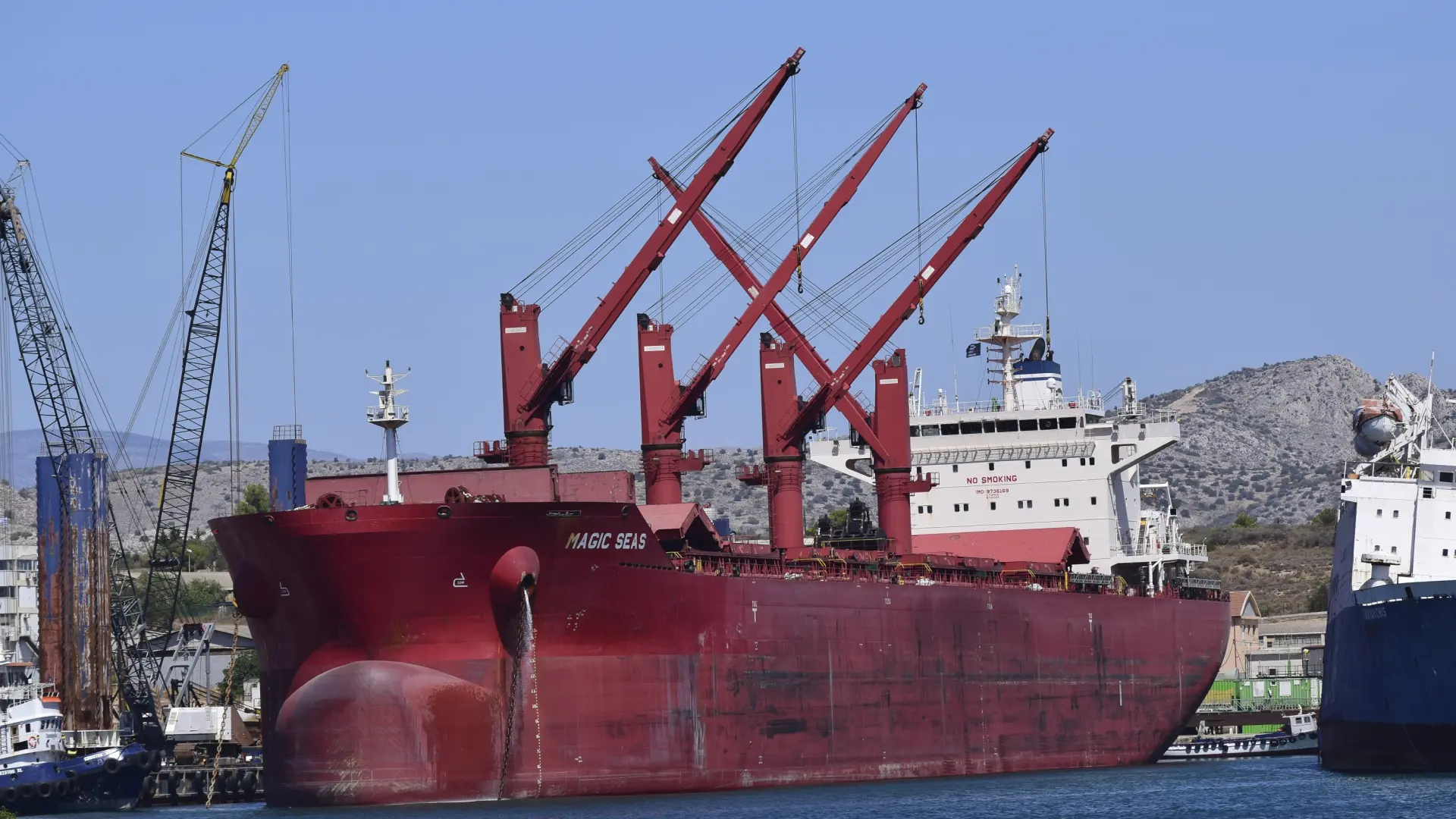 Dos desaparecidos y dos heridos tras un nuevo ataque con drones a un carguero griego en el mar Rojo