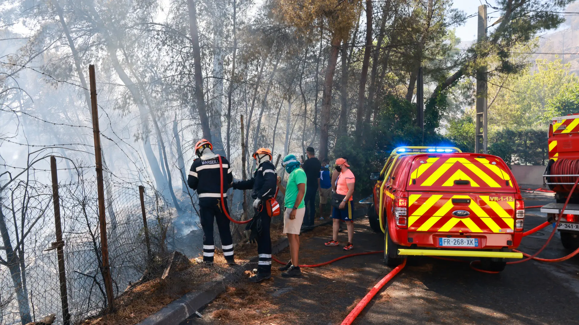 El incendio de Marsella sigue descontrolado pero "en clara regresión" y el aeropuerto reanuda sus operaciones