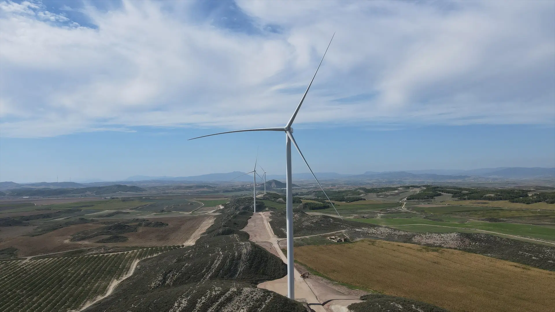 Cincuenta encapuchados dañan las obras de un parque eólico en Italia y amenazan al personal para paralizar su construcción
