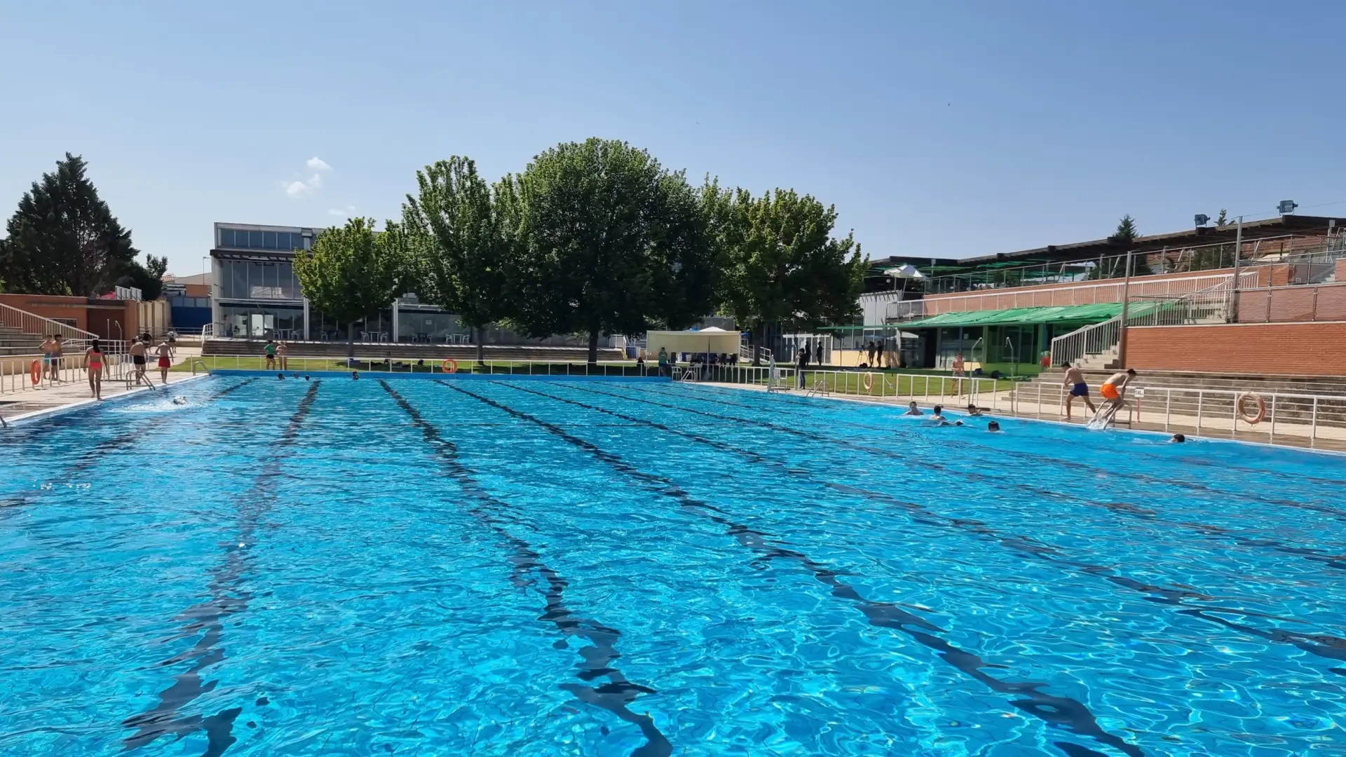Parásitos, bacterias, hongos… ¿Cómo de higiénicas son las piscinas públicas?