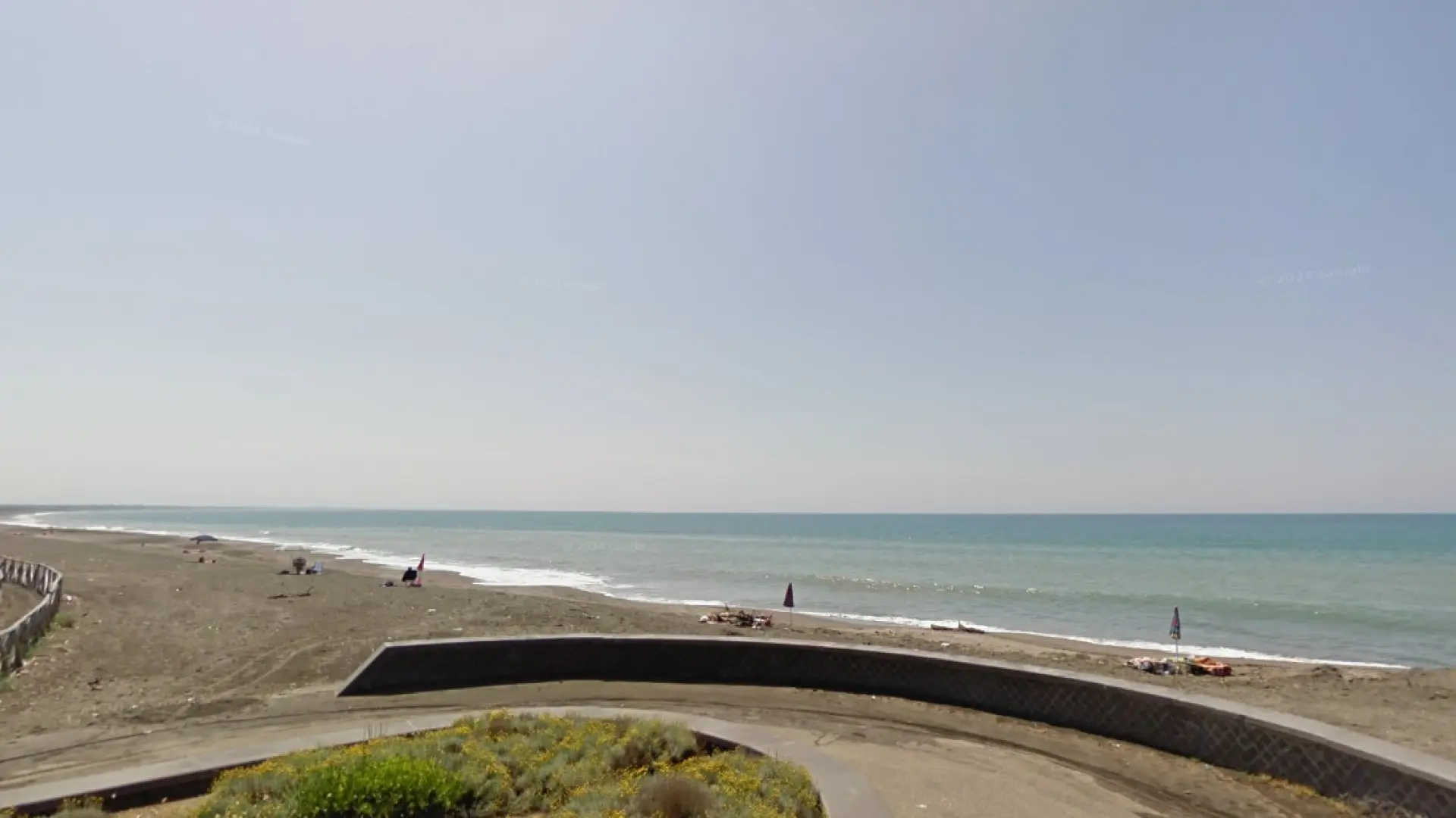 Muere un joven de 17 años sepultado por la arena en una playa de Italia: cavó un hoyo y las paredes se derrumbaron sobre él