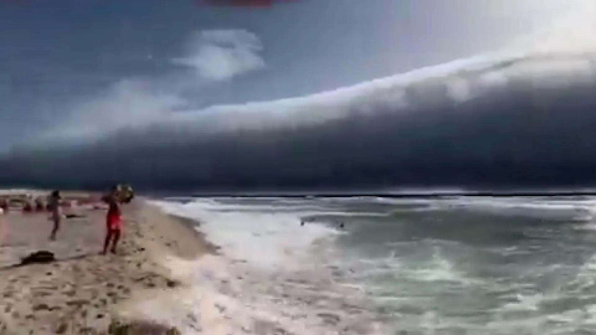 Un "tsunami de nubes" sorprende a los bañistas en las playas del norte de Portugal