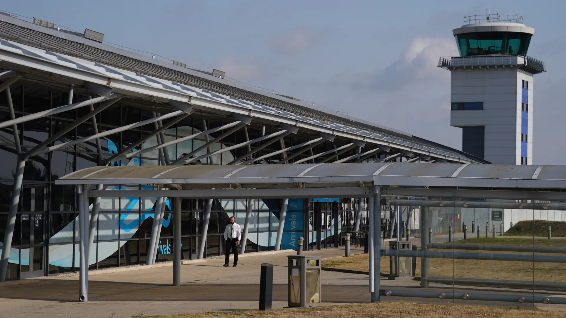 Mueren cuatro personas al estrellarse una avioneta medicalizada en el aeropuerto de Southend de Londres