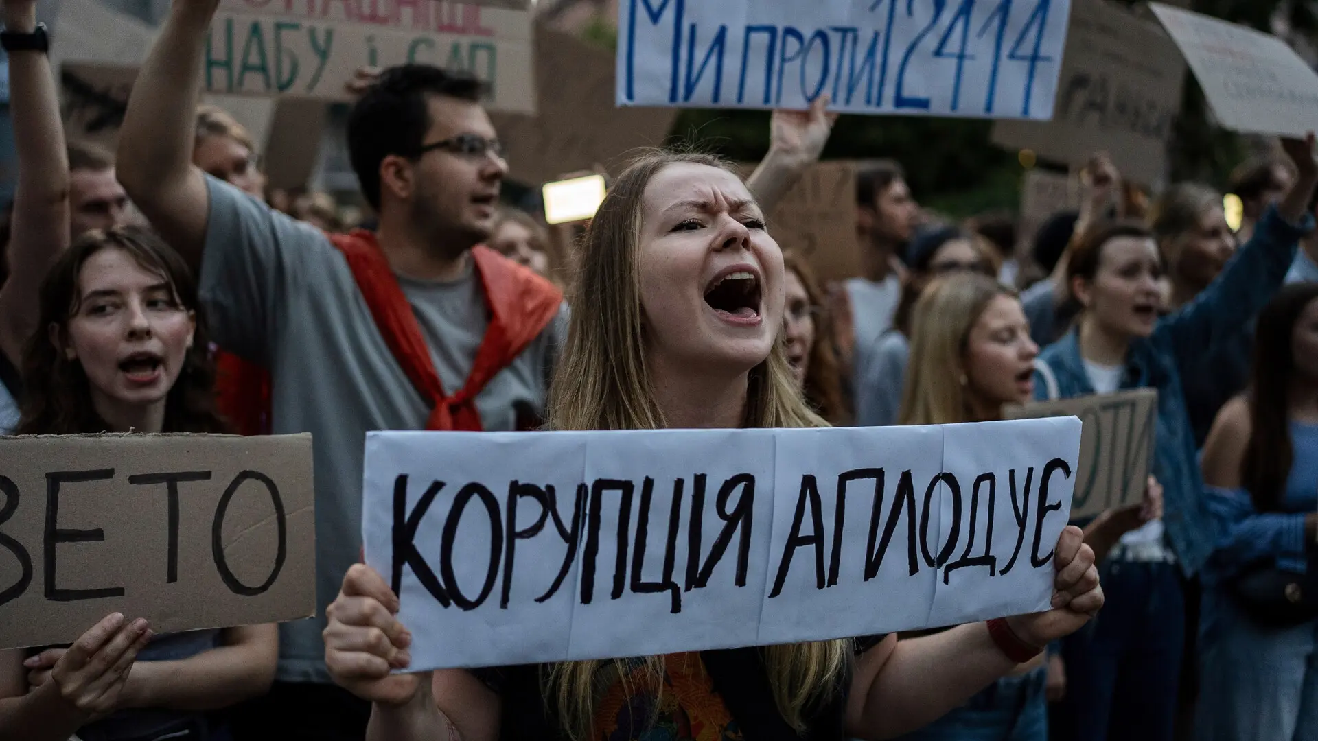 Inéditas protestas contra Zelenski en Ucrania por una ley que debilita a las agencias contra la corrupción: "No traiciones la democracia"