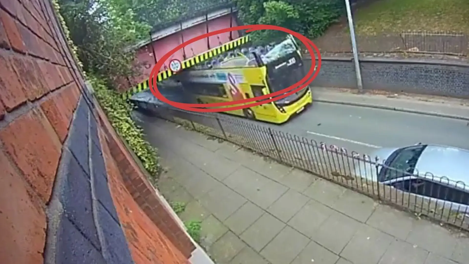Numerosos heridos y al menos 15 hospitalizados tras chocar un autobús de dos pisos con un puente en Manchester
