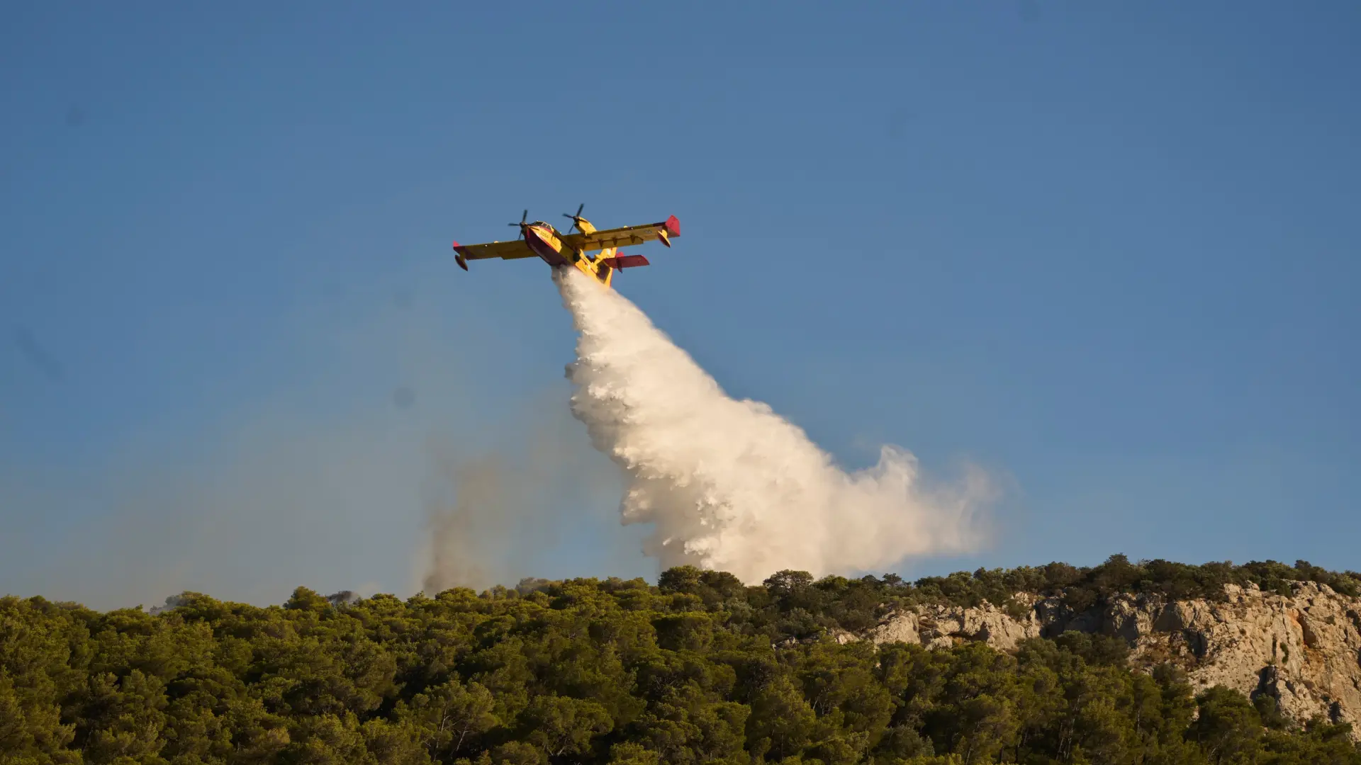 Un nuevo incendio cerca de Atenas obliga a ordenar la evacuación de tres poblaciones