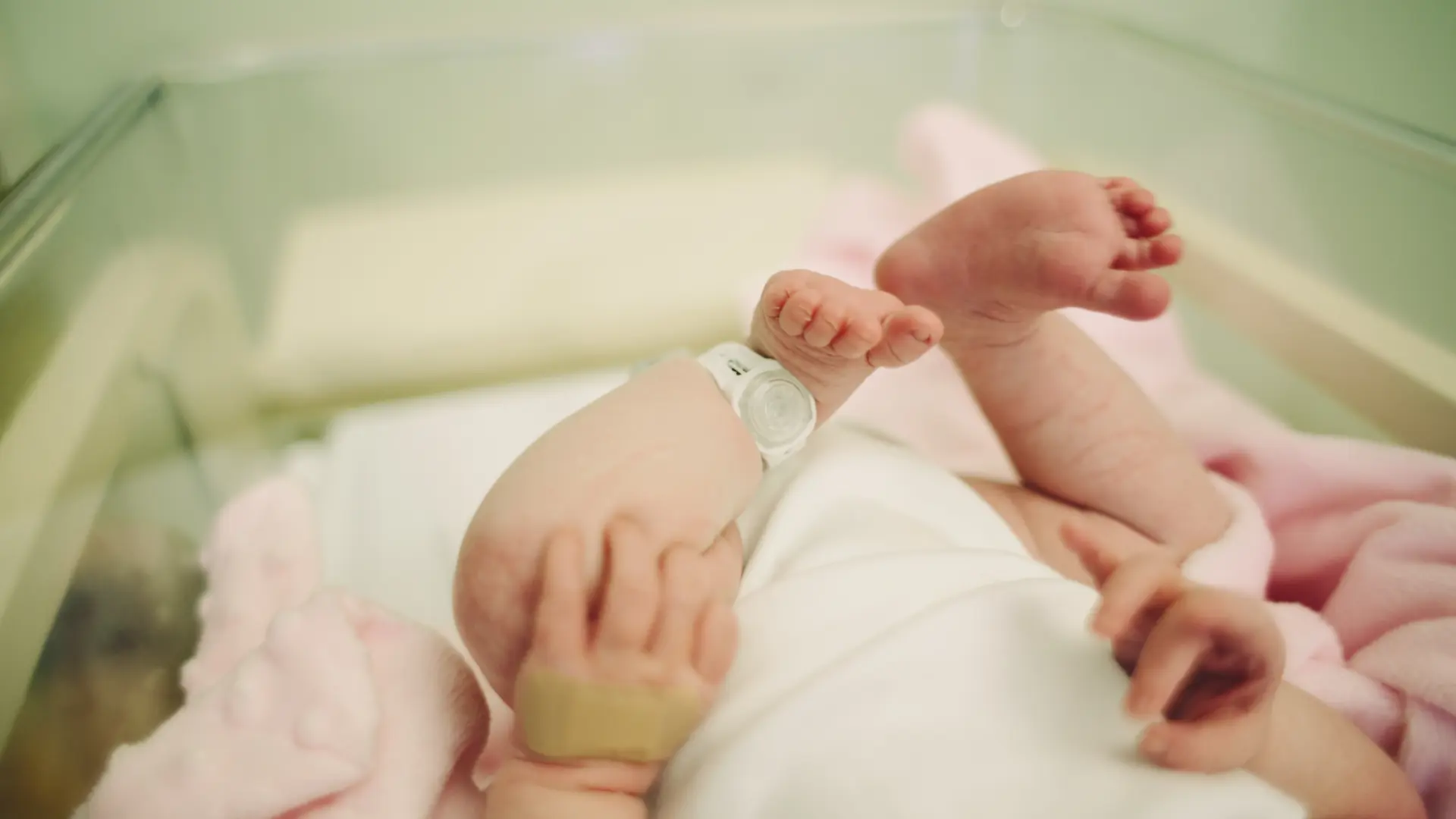 Muere una bebé en un hospital francés después de que un niño de seis años la tratara "como una muñeca" y la tirara al suelo