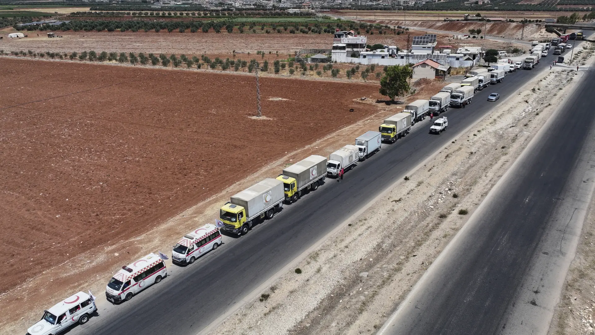 Un convoy con ayuda humanitaria entra a la ciudad siria de Al Sueida tres días después de la entrada en vigor del alto el fuego