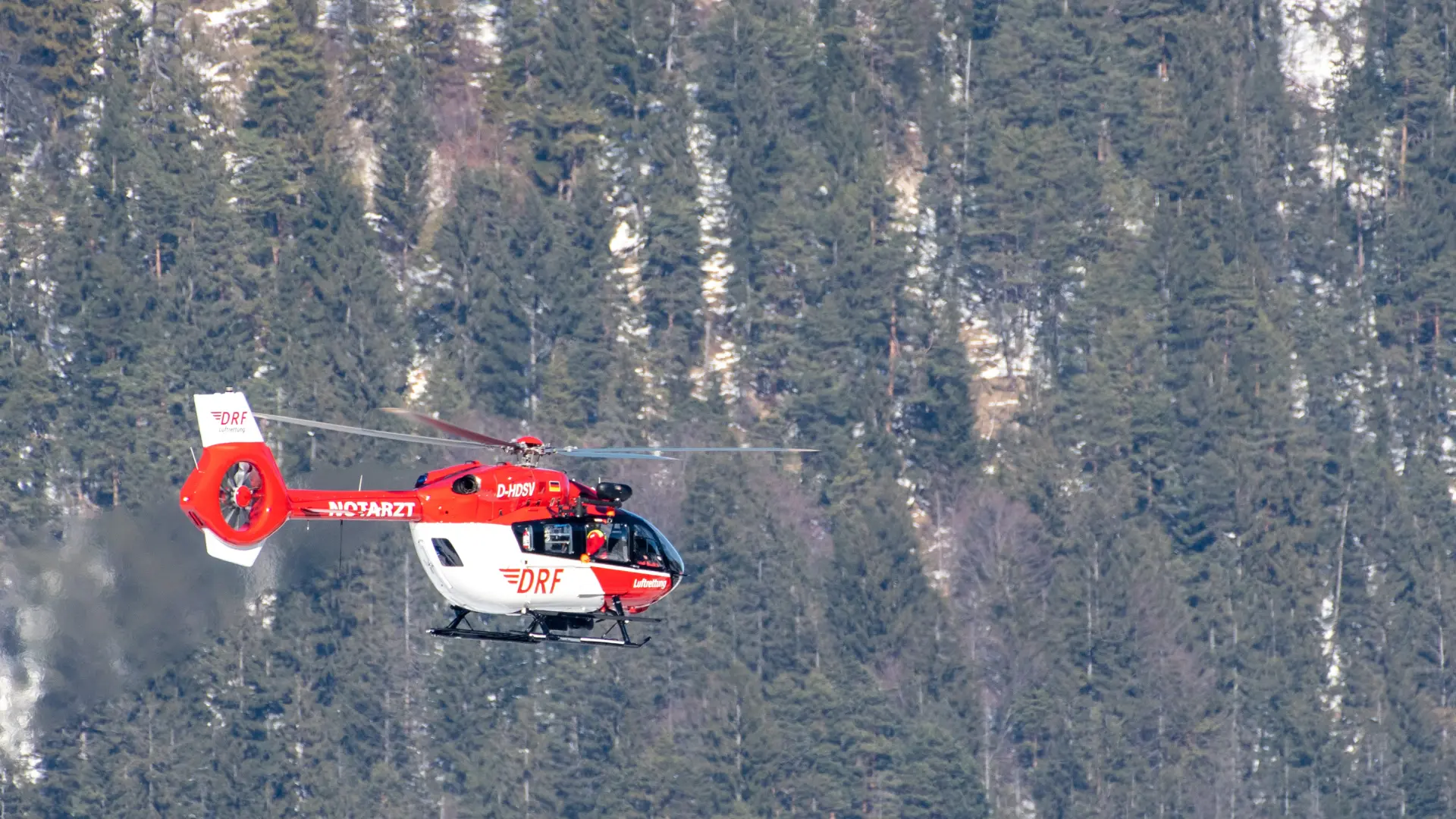 Rescatan a más de 100 personas atrapadas en los Alpes por deslizamientos de tierra tras una fuerte tormenta