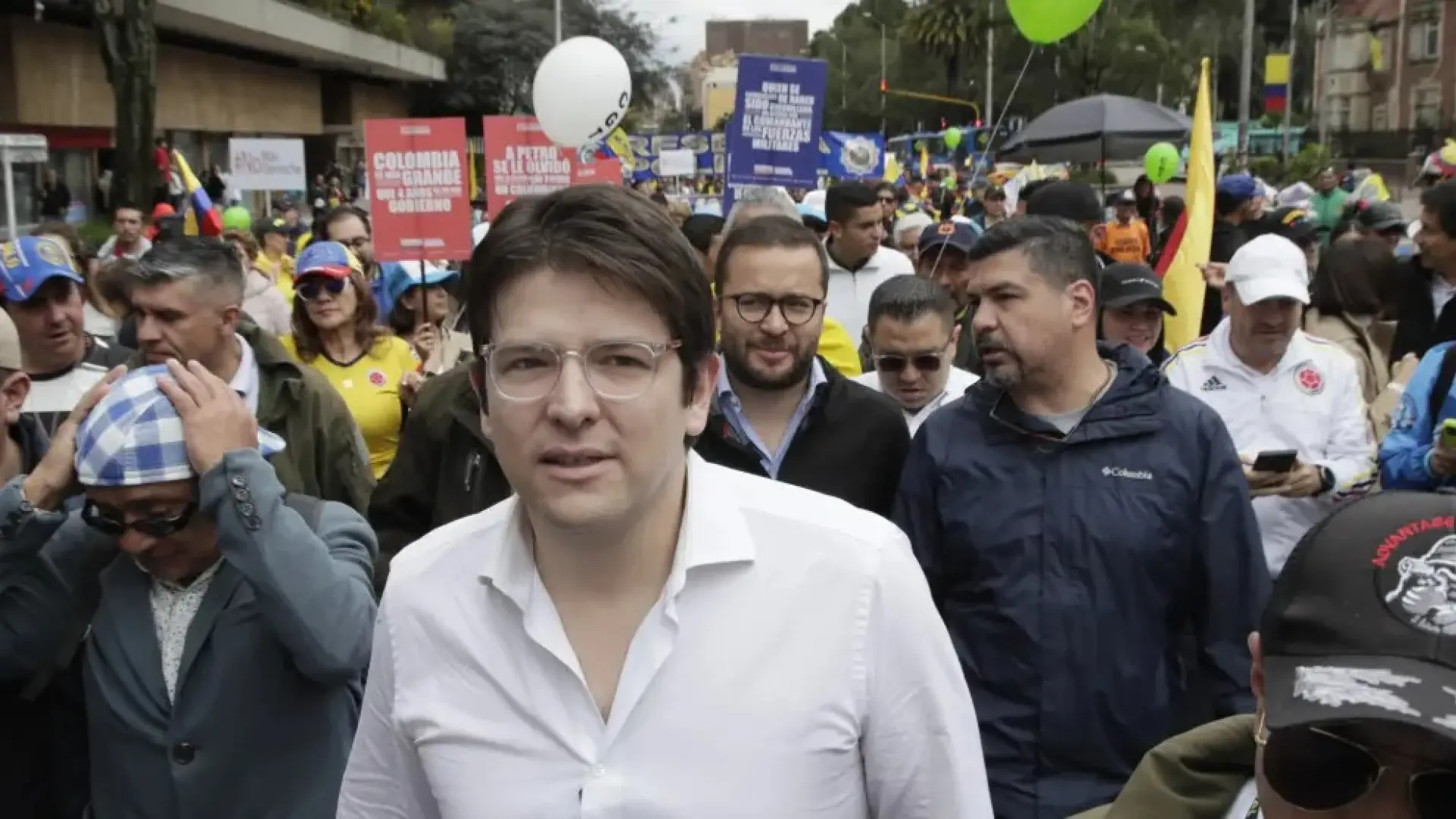 El senador colombiano Miguel Uribe muestra mejoría clínica y comienza la rehabilitación neurológica un mes después de su atentado