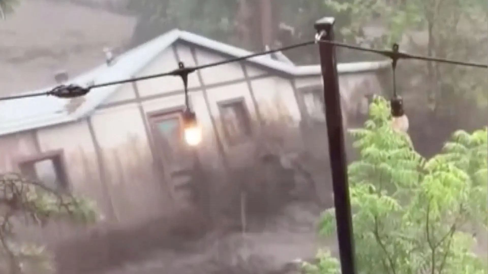 El impresionante momento en el que una casa es arrastrada por una riada en Nuevo México que deja al menos tres muertos