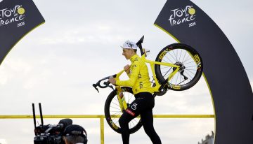 Tadej Pogacar, el extraterrestre del ciclismo que cuando se baja de la bici vuelve a ser humano y avisa: “No me tienta batir récords: yo corro para disfrutar el momento”